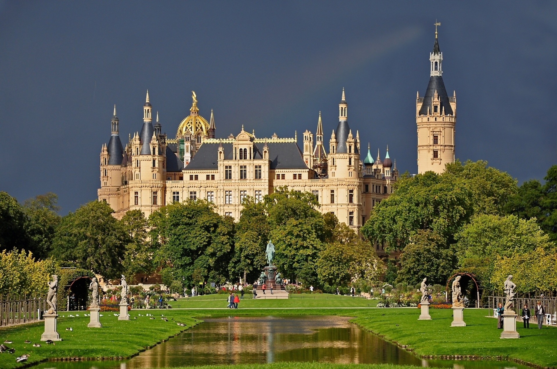 estanque parque castillo de schwerin castillo de schwerin alemania reparación