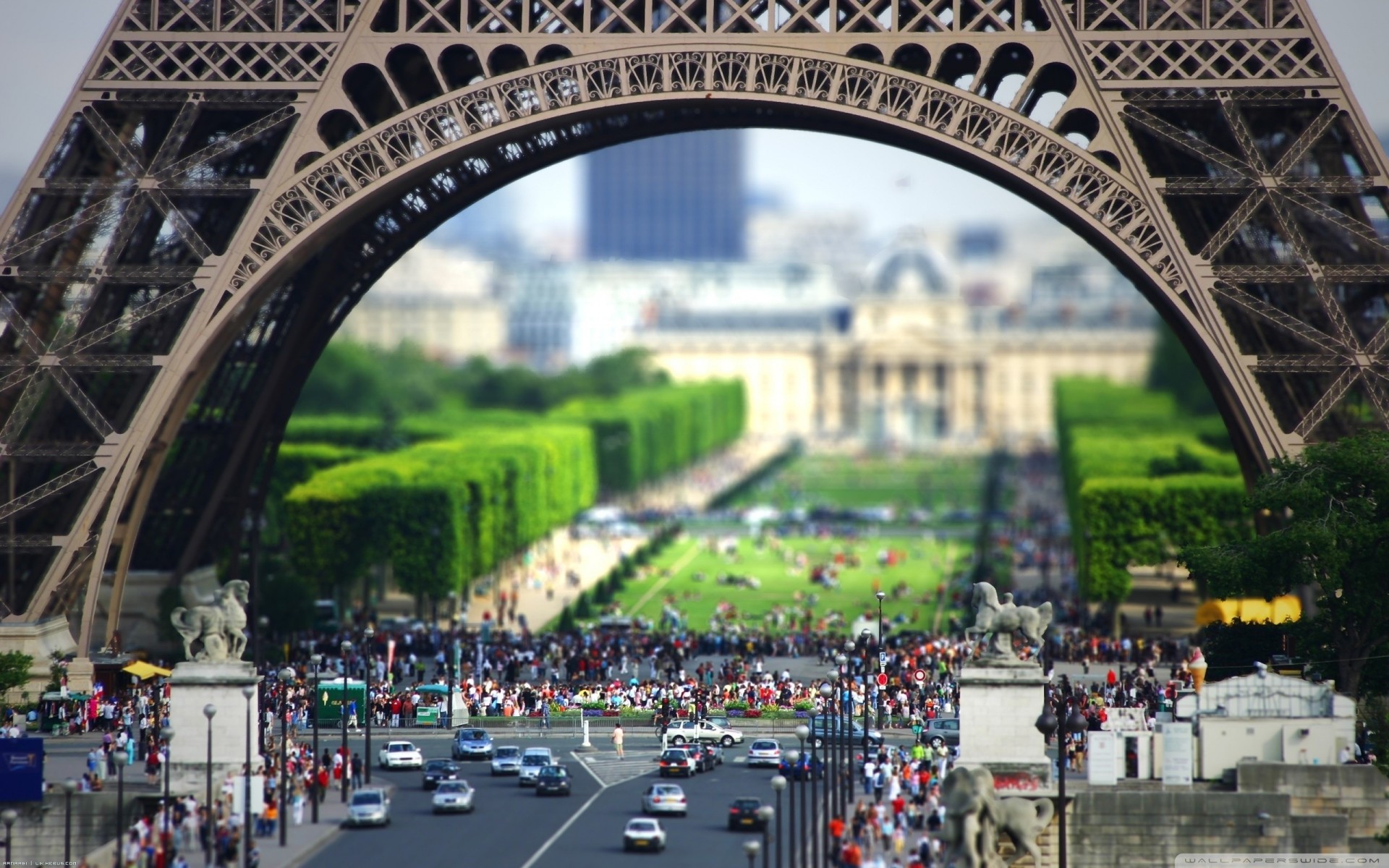 tour tour eiffel en bas