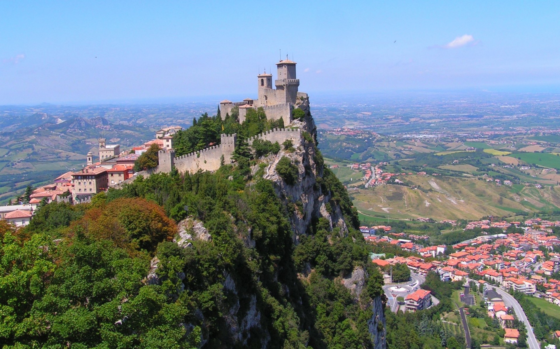 panorama zamek san marino miasto drzewo