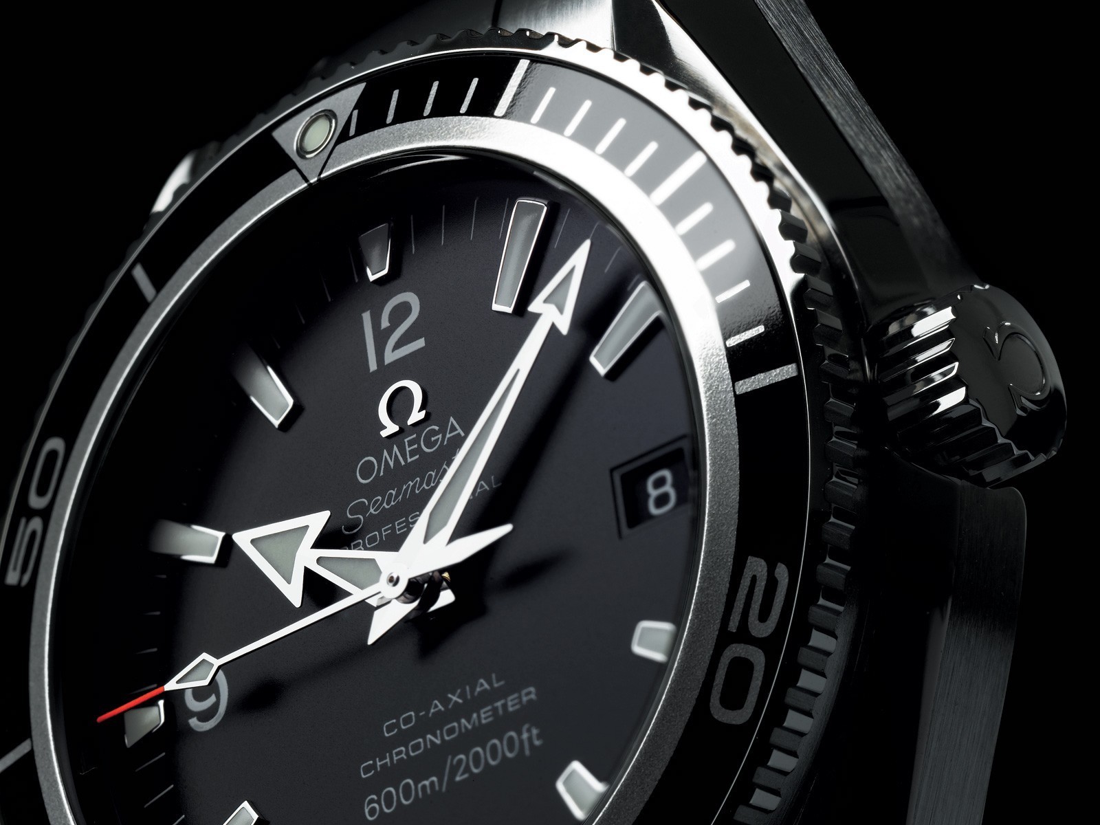 montre omega aiguilles cadran noir et blanc