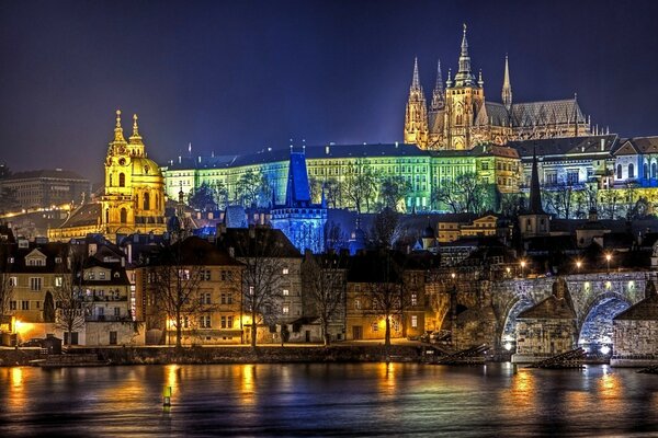 La belleza del puente de Carlos en Praga