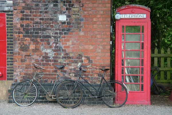 Cabina telefonica e biciclette a Londra