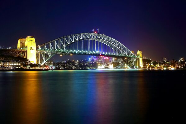 Puente en Sydney por la noche. Australia