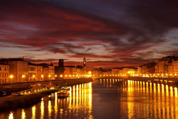 Luces de la ciudad nocturna en Venecia