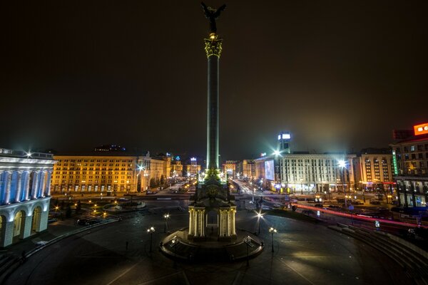 Centre Maidan dans la nuit