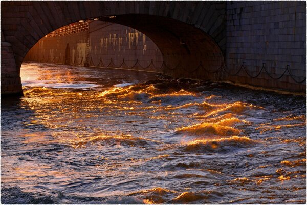 Il corso ribollente del fiume a Stoccolma