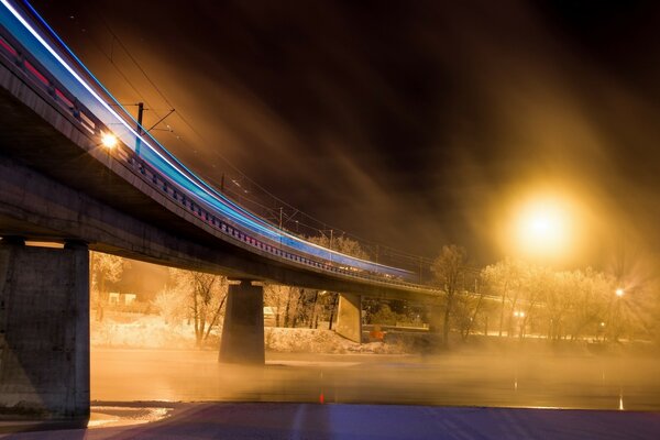 Nachtbrücke im Winter während eines Schneesturms