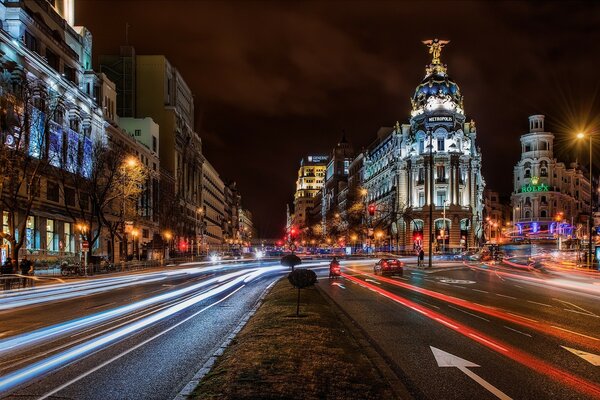 Las calles de la noche de Madrid en las luces