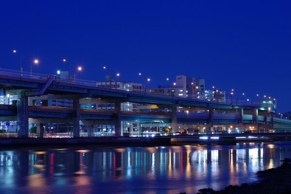 Lumières de la ville de nuit au bord de la rivière