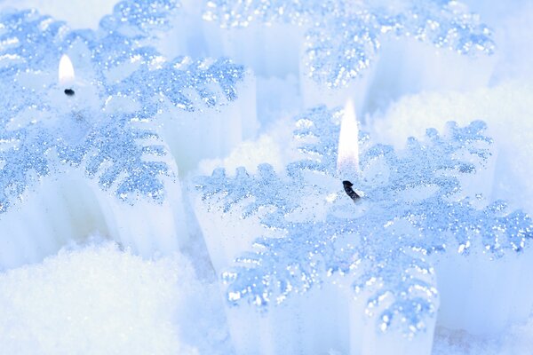 Velas de copos de nieve en la nieve