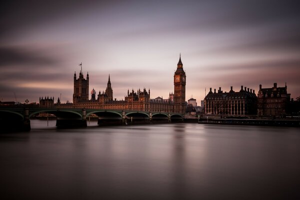 Vista del Tower Bridge al crepuscolo