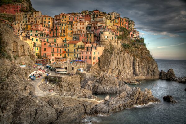 Blick auf das Küstenmanarola in den Wolken