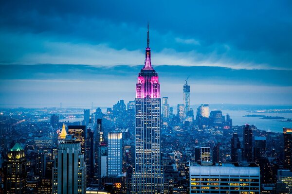 Lichter des Empire State Building Wolkenkratzers im abendlichen Dunst