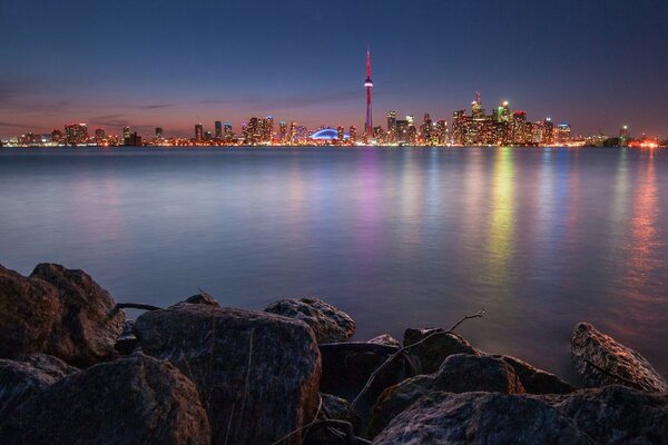 Odbicie miasta Toronto w jeziorze Kanady