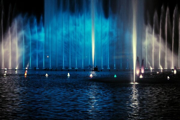 Fuente alta azul en el agua