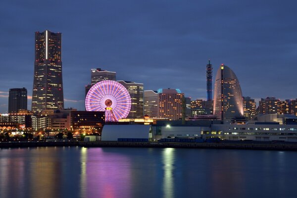 Riesenrad in Tokio bei Sonnenuntergang