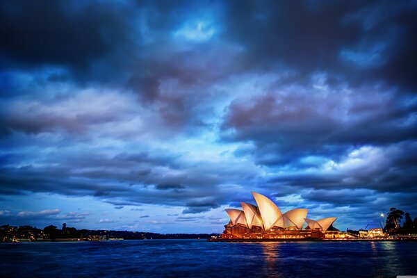 Edificios luminosos al atardecer en Sydney