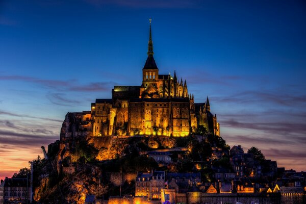 Festung Mont-Saint-Michel bei Sonnenuntergang auf der französischen Insel