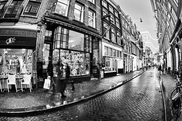 Amsterdamskie ulice na czarno białej fotografii