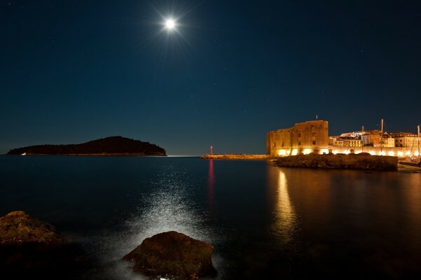 Camino lunar. Paisaje nocturno