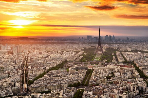 Puesta de sol sobre la torre Eiffel en París