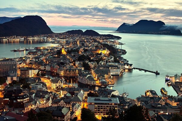 Vista della Sera Ålesund e dei fiordi