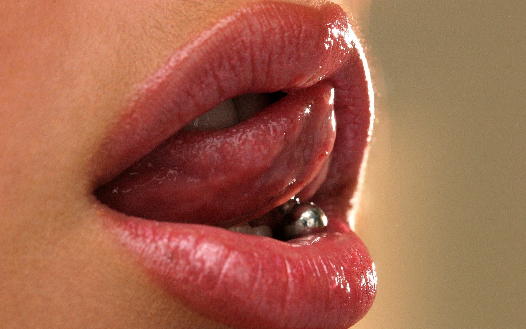 губы язык облизывается