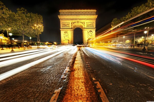 Arc de Triomphe la nuit du côté de cher