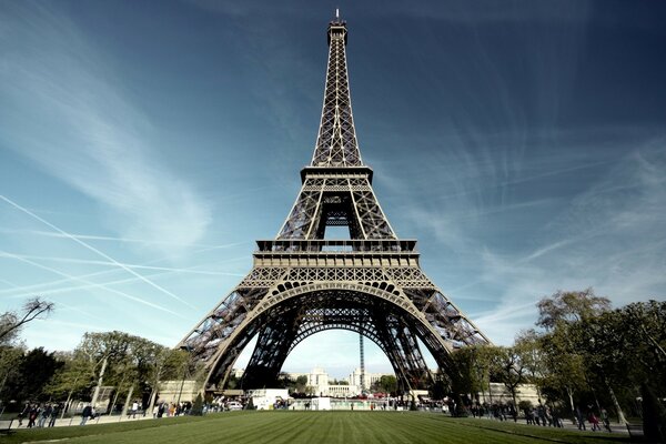 Paryż Wieża Eiffla widok z dołu