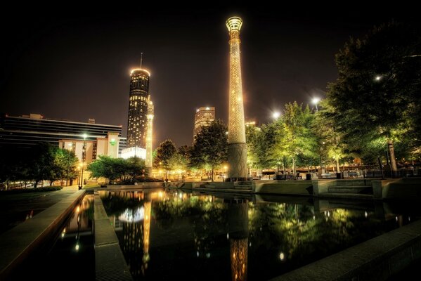 Parque nocturno americano con calle de faroles ardientes