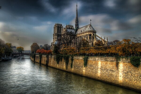 Image mystique du château sur la rivière