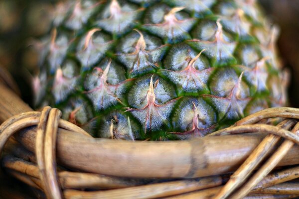 Macro d ananas dans un panier de saule