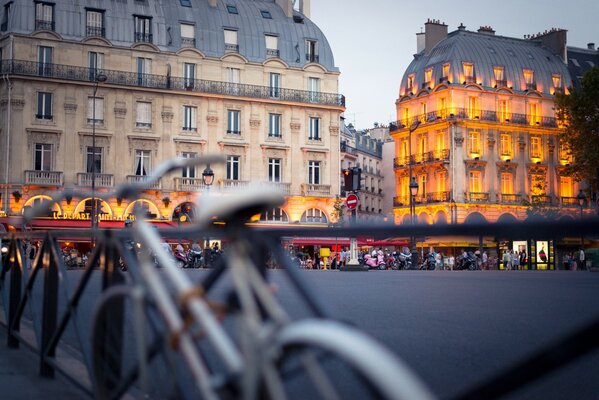 Paseo marítimo de París ciudad de la tarde