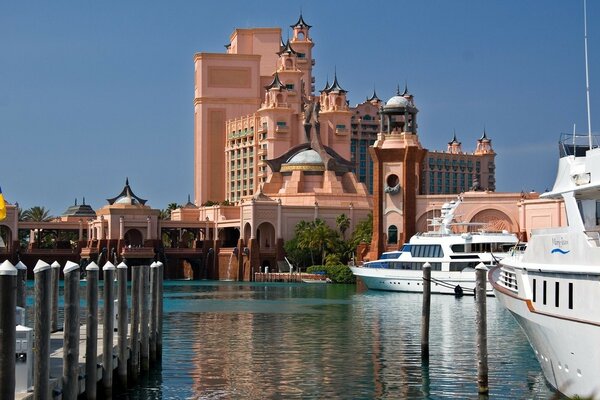 Edificio a Dubai sulla riva del fiume
