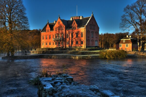 Castello sulla riva del fiume in Svezia