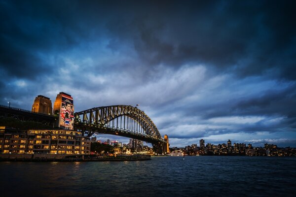 Ночное небо над мостом в Сиднее