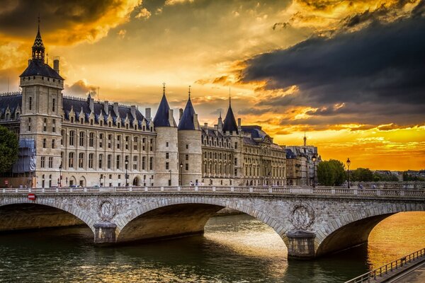 Castillo real de Conciergerie al atardecer