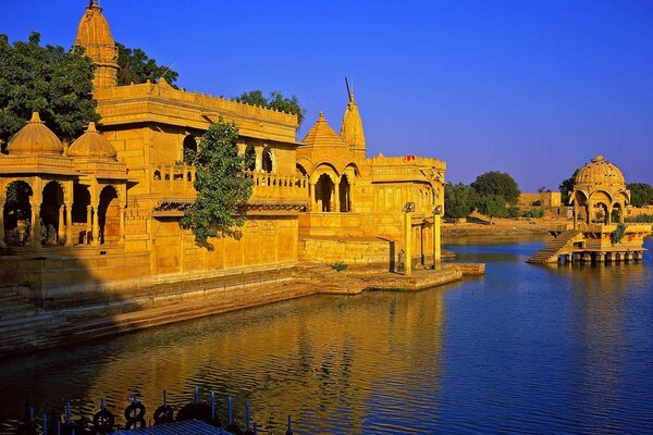 Una ciudad en la India a orillas del río