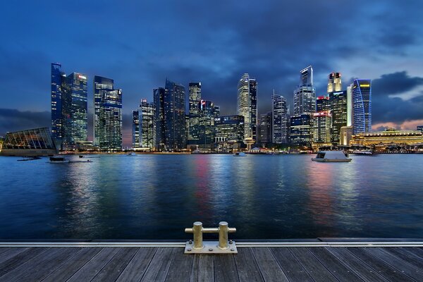 Rascacielos de Singapur en la costa por la noche