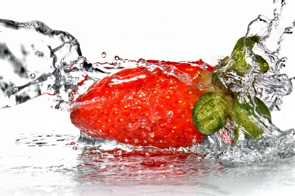 Fraise brillante dans un jet d eau