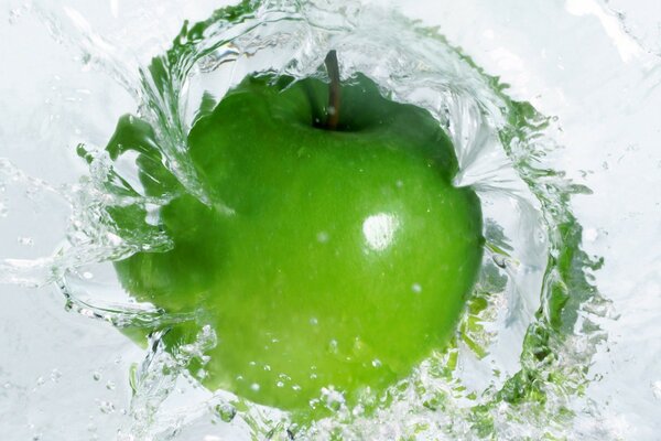 Grüner Apfel im Wasser