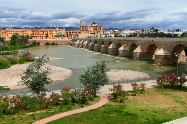 Flusspromenade und Brücke in Andalusien