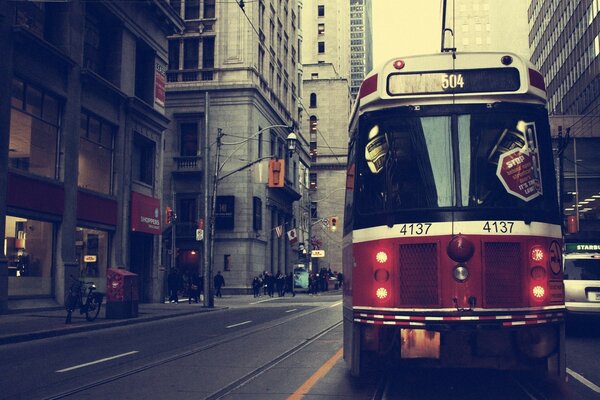 Трамвай едет по городской улице