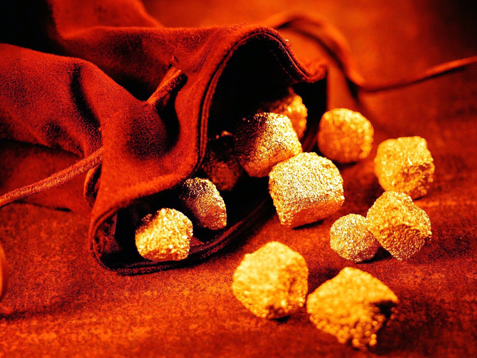 золото камни красный фон мешок