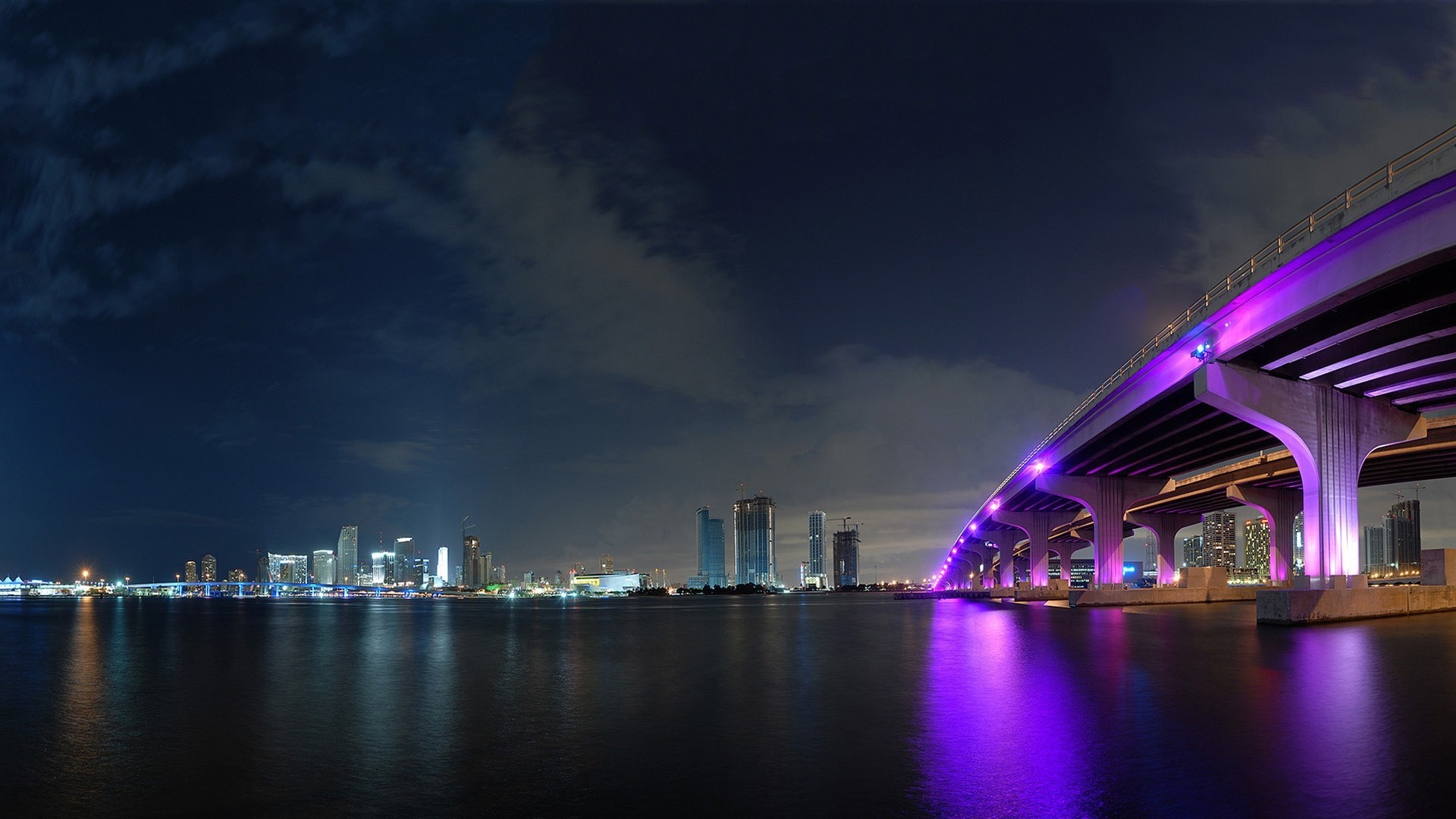 luces puente neón agua