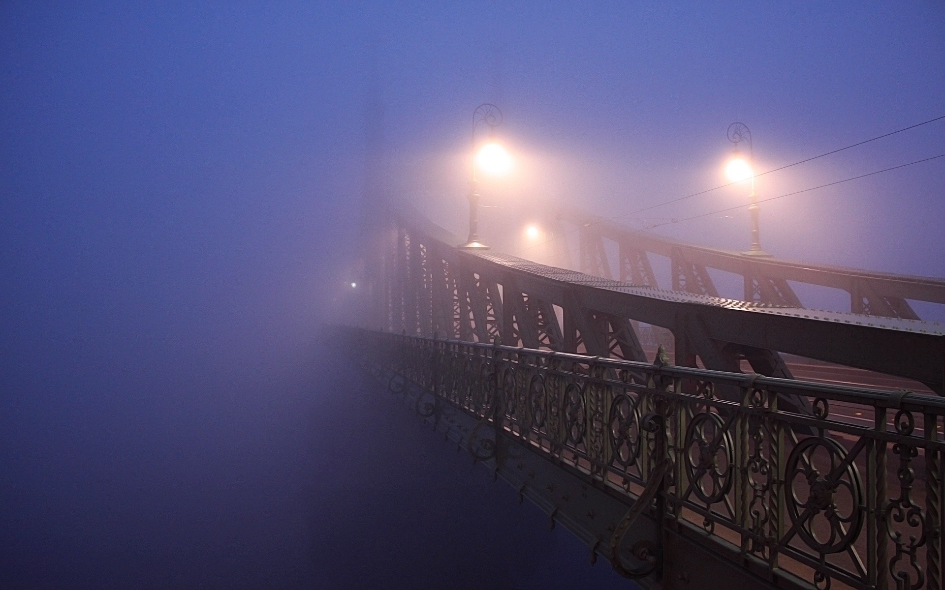 Ты ушла в эту легкий туман. Фонарь в тумане. Мост с фонарями. Свет фонаря в тумане. Мост в тумане.