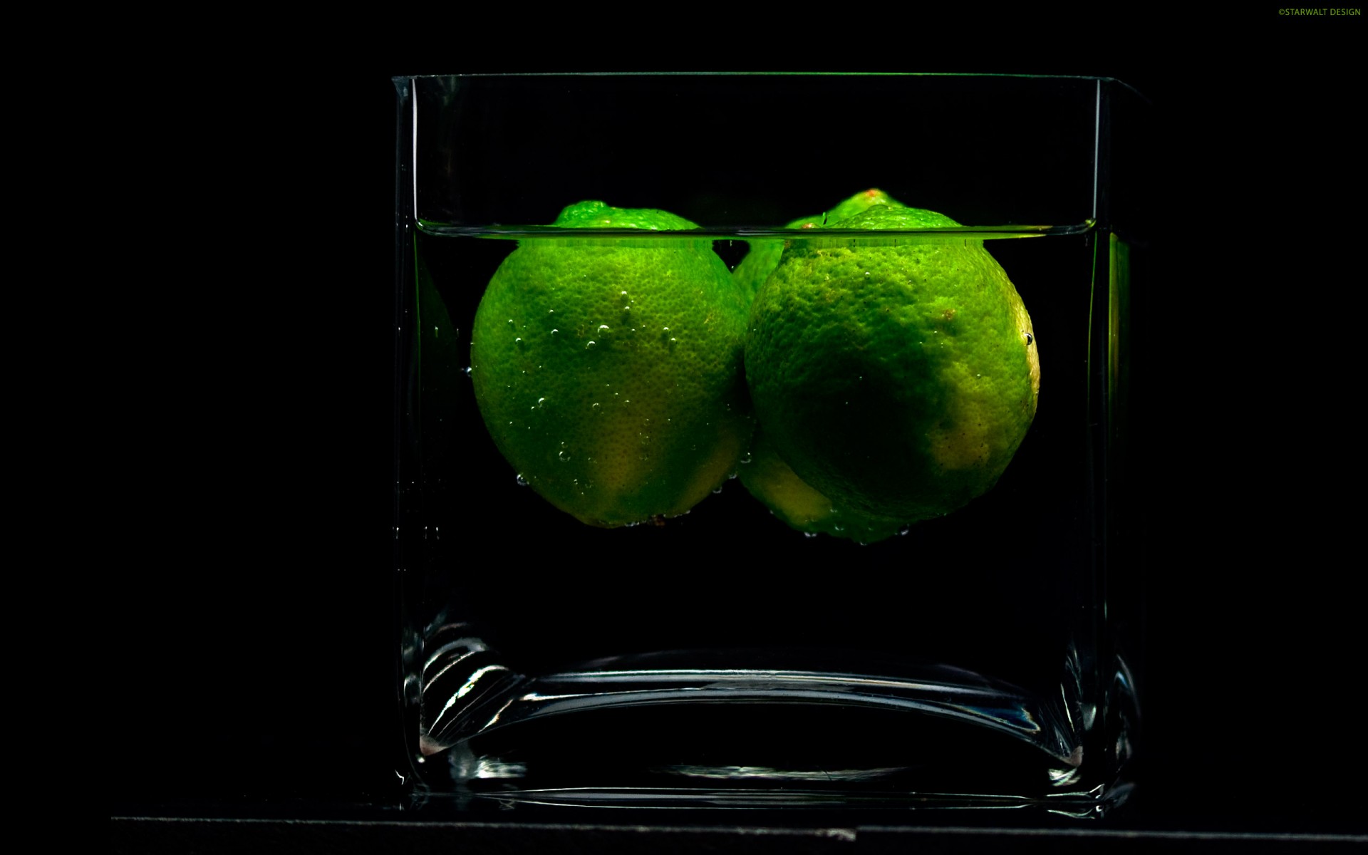 un verre deux citron vert deux en un a bu une bouchée