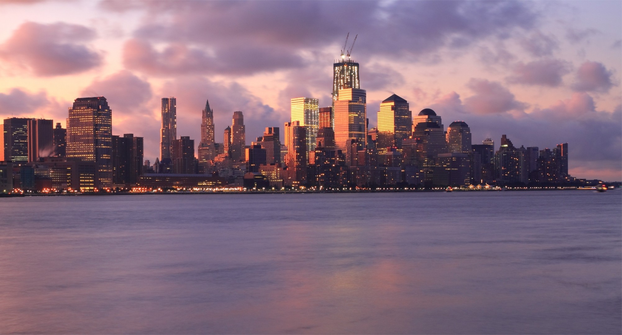 luces nubes rascacielos río puesta de sol nueva york iluminación metrópolis noche cielo edificio rosa ee.