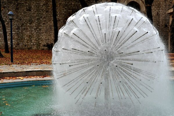 Fontaine de ville en forme de pissenlit