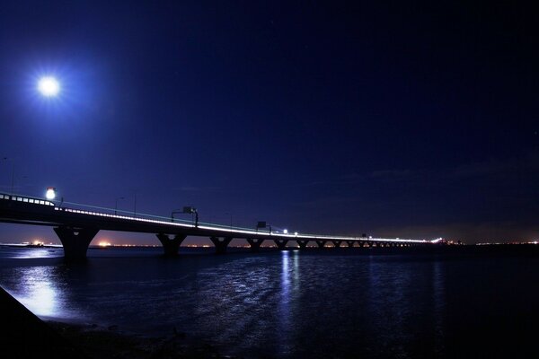 Pont de la ville à la lumière de la lune